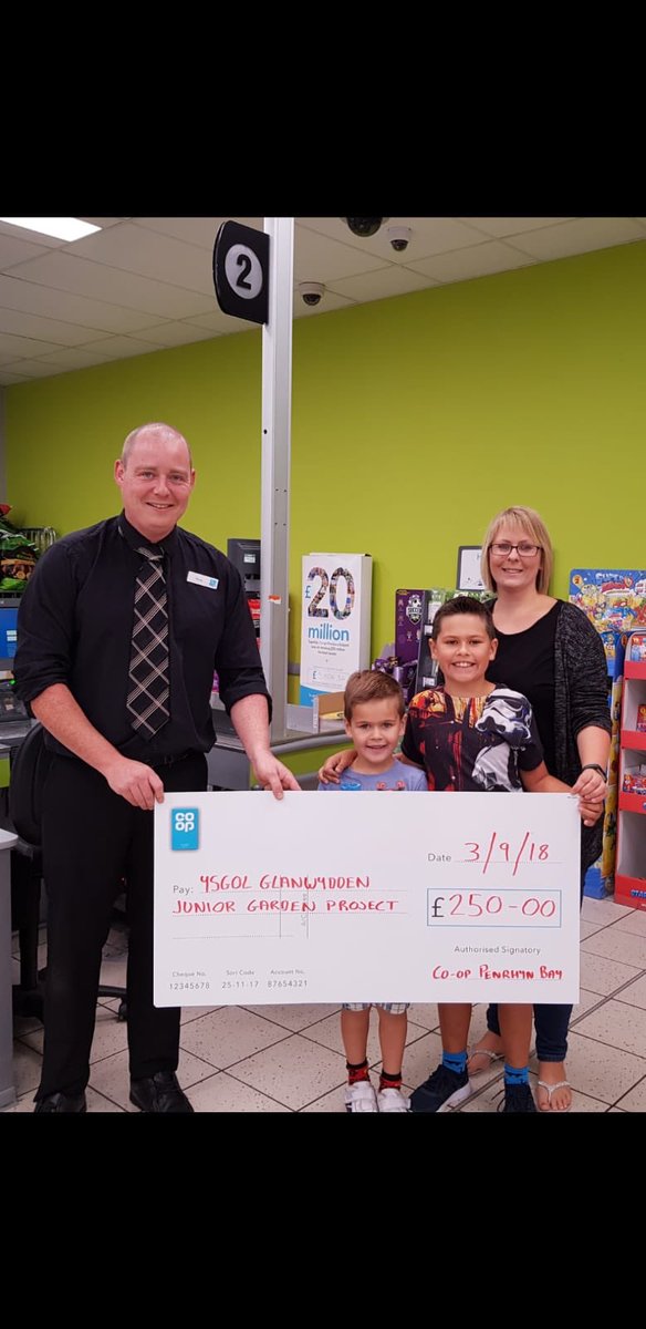 Debcoopmemb's tweet photo. @coopukfood #PenrhynBay store community fund recently donated £250 to #PenrhynBay PrimarySchool #GardenProject 🐝 #BringCoop loving our 🌻🐝🌻 @therealpedro82 https://t.co/R5GD4V9tPG