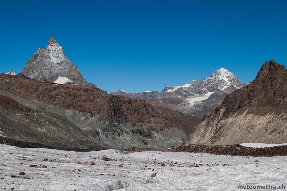 Meteo_Mettra's tweet photo. PUISSANT ANTICYCLONE. Photo: le #Cervin (à gauche) et la Dent Blanche (à droite) hier mardi, lors de ma participation à une mission scientifique #zermatt #gornergrat #valais #wallis #matterhorn #dentblanche #unil #idyst #fieldwork #glacier #glaciologie #alps #meteo #alpes https://t.co/BAzMOgc79x