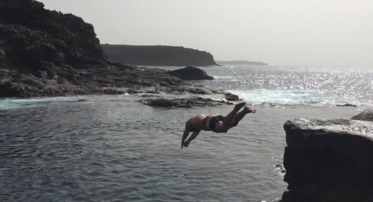 ViajeAlaVuelta's tweet photo. Los #Charcones son piscinas naturales ubicadas entre el mar abierto y formaciones rocosas y lava volcánica.
El paisaje es único y el color del agua es el que ven, parece salido de un fondo de pantalla.
Seguimos en #Lanzarote, #IslasCanarias, A la Vuelta! https://t.co/Tp4GmGOLmw