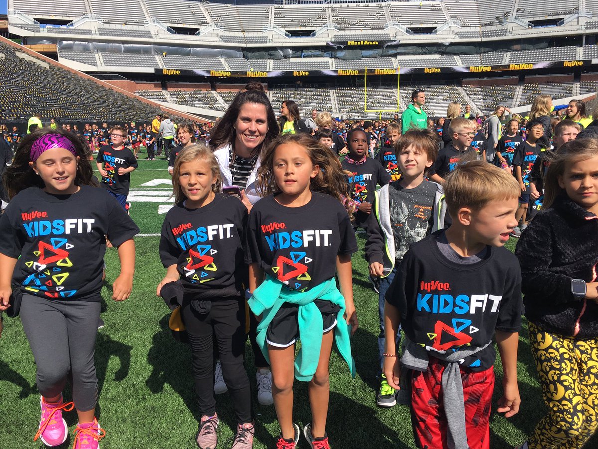 CindyFlack1's tweet photo. Van Allen 3rd graders are at Kinnick! #VanAllenpride https://t.co/xzRKgjIw0P