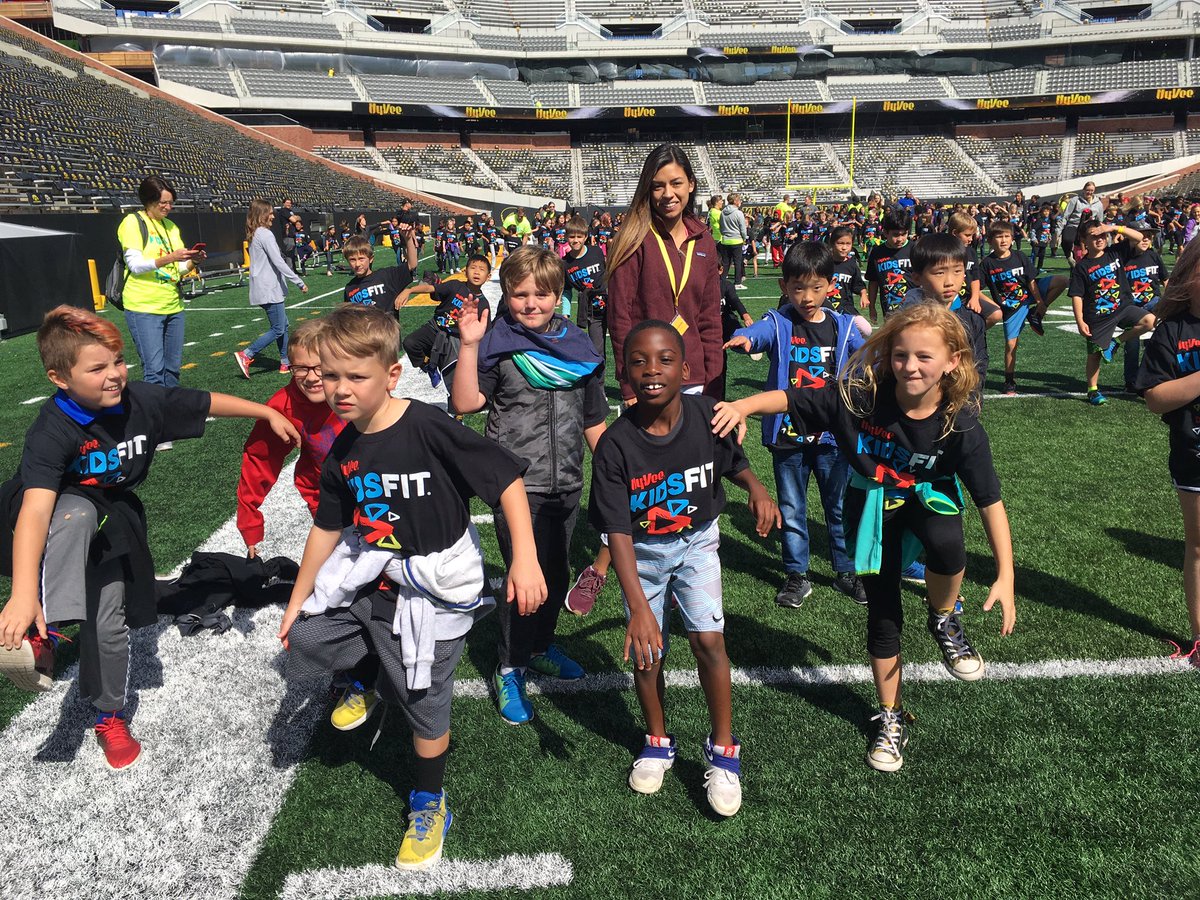 CindyFlack1's tweet photo. Van Allen 3rd graders are at Kinnick! #VanAllenpride https://t.co/xzRKgjIw0P