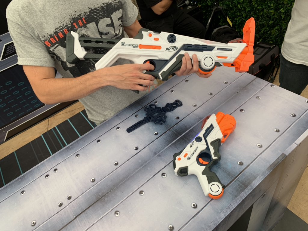 t3magazinemx's tweet photo. Finalmente conocemos #LaserOps, la más nueva línea #Nerf que hace uso de realidad aumentada para introducirnos en un mundo en donde nuestro lanzador será nuestro mejor aliado. / #NerfFest2018 @Hasbro @liverpoolmexico https://t.co/hphBkQPwvU