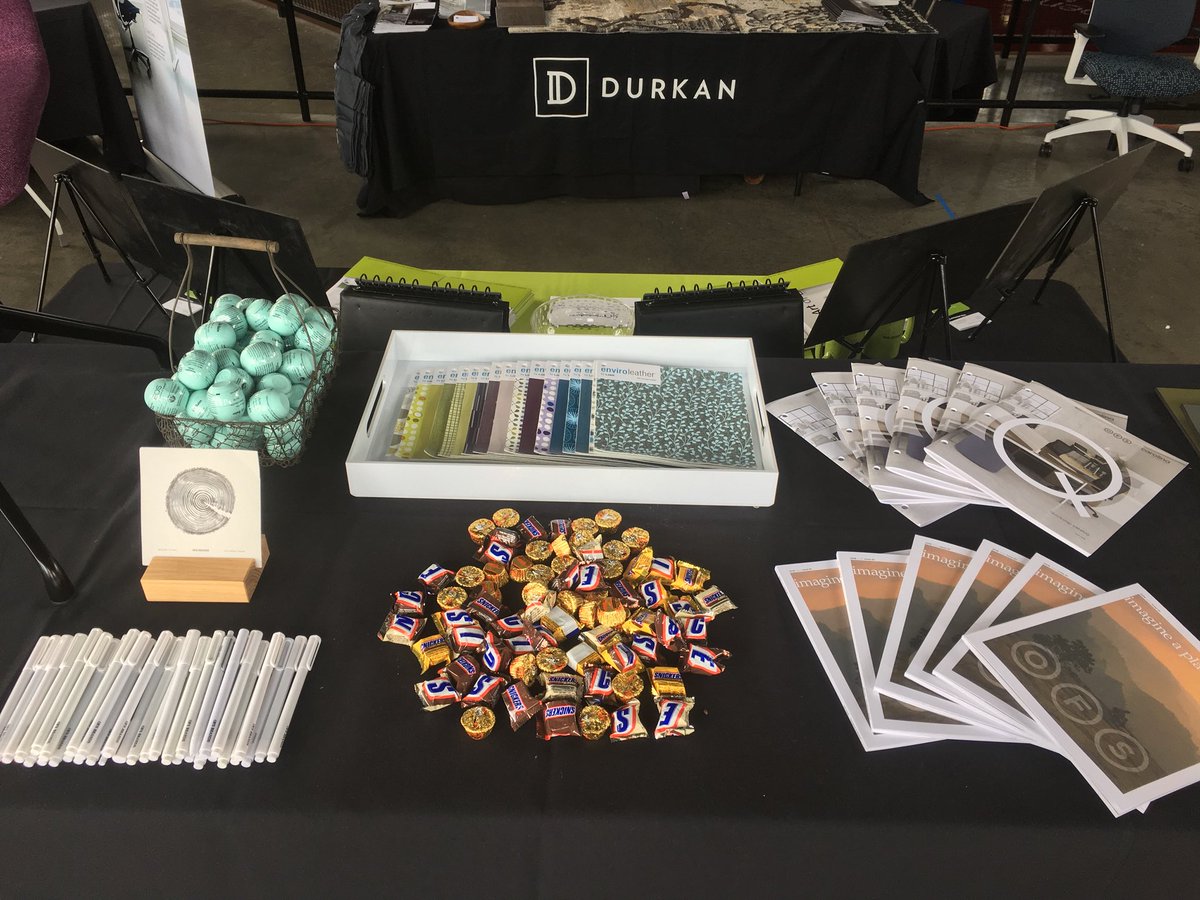 boylegroupny's tweet photo. Always got the goodies! #candy #pens #eos #lipbalm #giveaways #show #buffcon #iida #ofs #carolina #enviroleather @OFS_Social @Carolina_Furn @enviroleather_ https://t.co/LPt2CKQ5Mm