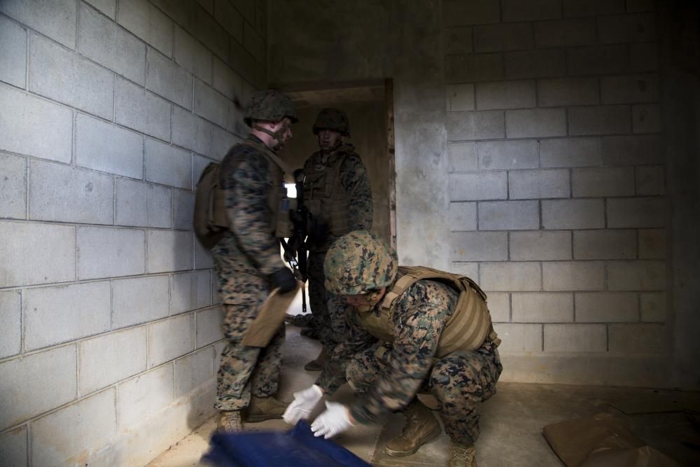 Forensic187's tweet photo. Criminal Investigator Marines polish their skills in forensic gathering, analyzing https://t.co/i5UlGTL3kZ #forensics #forensicscienceacademy #VollmerInstitute #forensicscience #CSI #Marines #forensicskills #forensicevidence https://t.co/4DPvIeEnKF