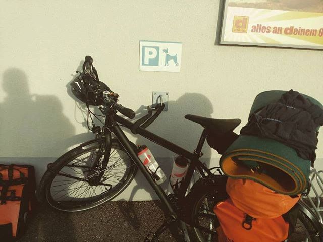 bodehase's tweet image. Der treue Begleiter muss gesichert werden. #einkauuf #bike2denkst #denkst #denkst18 #mitdemfahrrad #blogger #bloggerKonferenz #perFahrrad #mitdemFahrradUnterwegs #Radlhasen #radtour #radweg #papablog #bikelover #bikelovers #biketour #biketouring #mädchenp…