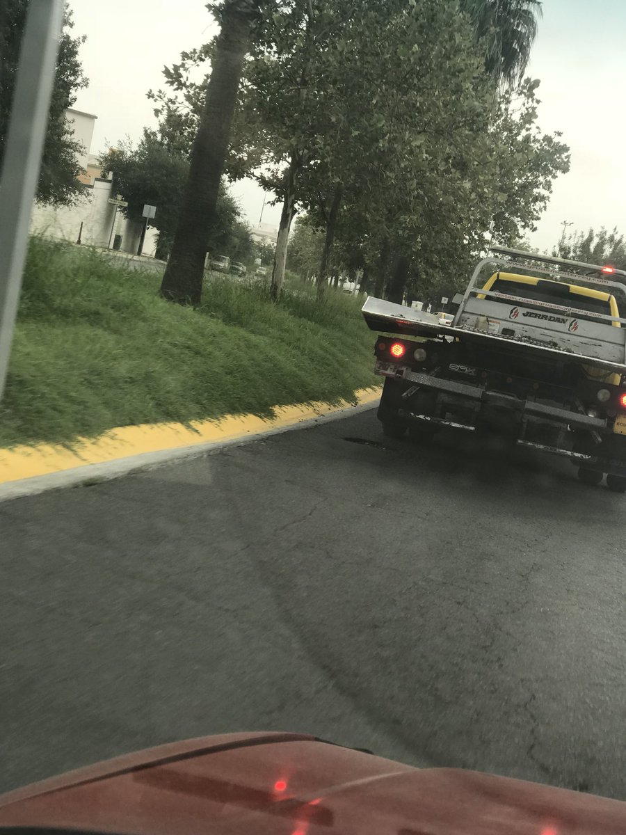 monterreypte's tweet photo. @GruasMonterrey1 buenas tardes, quiero reportar a este chofer de una de sus unidades exceso de velocidad en Alejandro de todas 9:20 y casi provocar accidente cerrando a un vehículo .  Por su atención gracias https://t.co/LLzjW73Y7n