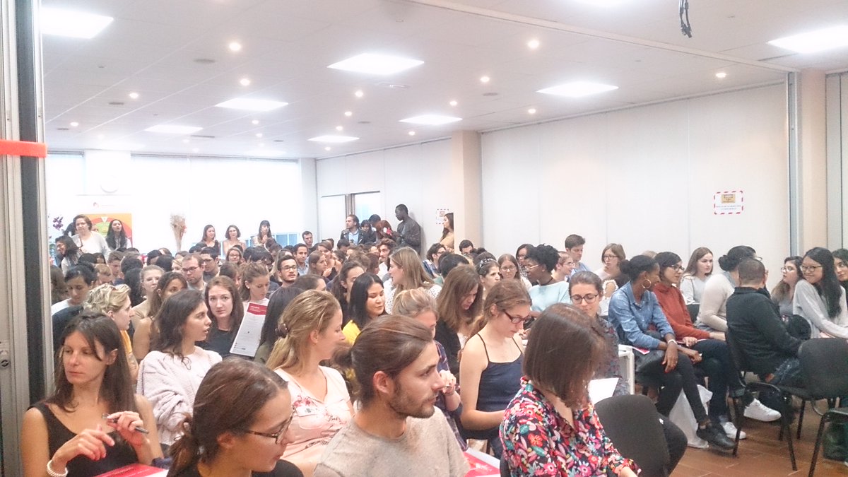 SNJMG's tweet photo. Actuellement : réunion d'accueil des nouveaux internes de MG de #Paris / Ile de France dans les locaux de la revue #PRESCRIRE (#ECNi2018 #internatMG) https://t.co/F90kopeXjz