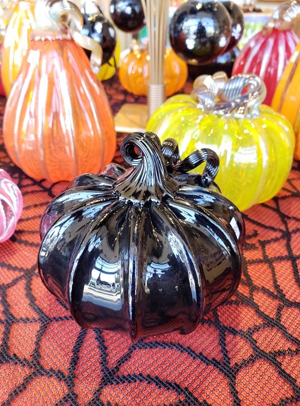 avalonglass's tweet photo. Really feeling the Halloween vibes with these #Pumpkins #BlackPumpkin #OrangePumpkin #YellowPumpkin #BlownGlass #GlassPumpkinPatch #GlassPumpkins #Halloween2018 https://t.co/ns476nIOkt