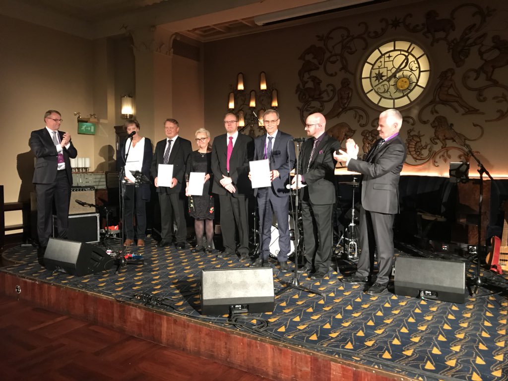 MonikaKuusela's tweet photo. Ilkka Toijala receives award for @Fortum during #18DEdays. Congratulations to alll colleagues! @Energiateol https://t.co/EOF5kcYhxt