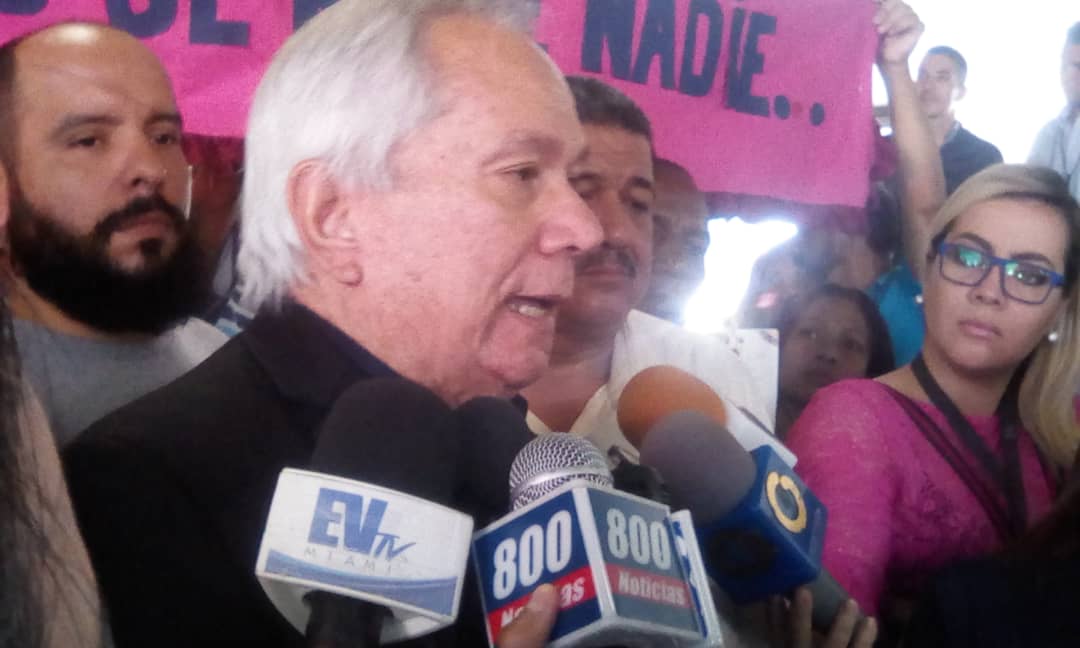 Analitica's tweet photo. León Natera, presidente del Colegio de Médicos:"Esperamos que el despacho del Ministro atienda la solicitud de nuestras exigencias,esta es la mejor manera de resolver esta situación para cumplir con las contrataciones colectivas, pero no lo están haciendo"#26Sep|Vía@FloresTaizen https://t.co/wSbjUISbY5