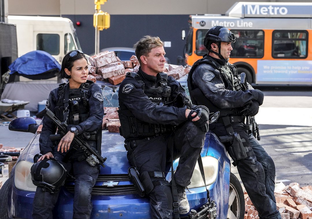 TheKennyJohnson's tweet photo. Gonna need a little headcount to see who will be live tweeting with me TOMORROW for the season 2 premiere of #SWAT.  Holler at your boy! 🙋‍♂️ @swatcbs @SWATWritersRoom #ROLLSWAT 👊🏼 https://t.co/XshPKpXJ2x