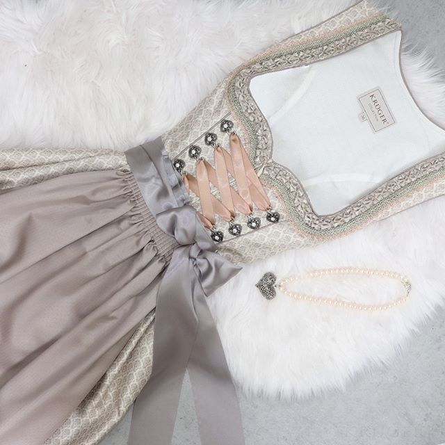 KruegerDirndl's tweet photo. #Dirndlgoals 😍🔥 Mit dem Dirndl Ophelia wird man garantiert zum Hingucker! #dressedinkrüger #krügerdirndl #Dirndl Ophelia https://t.co/tJboFgw2ol https://t.co/wY3BGLBa1c