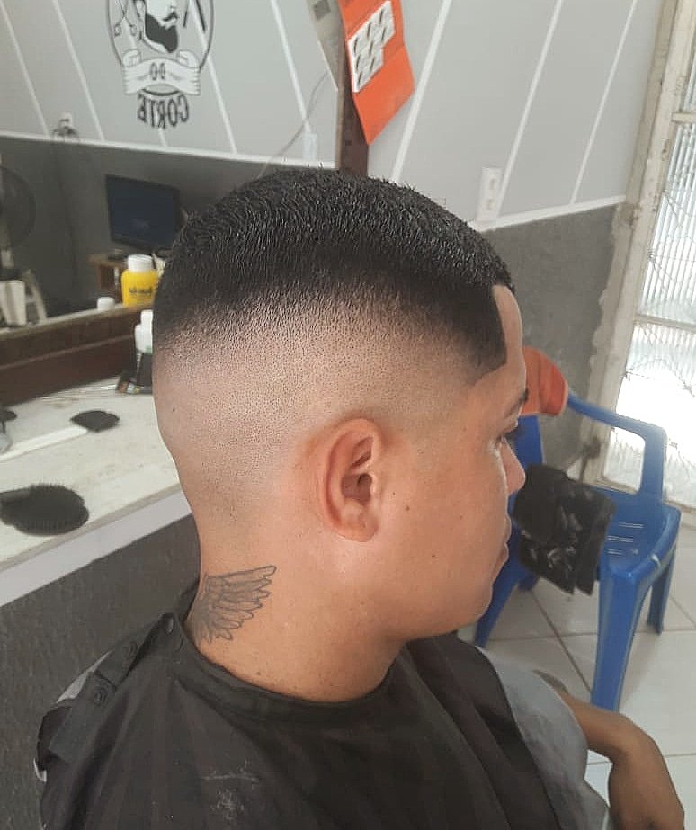 2TDoCorte1's tweet photo. Régua no mano Cleyton NUNCA FOI SORTE SEMPRE FOI DEUS ✂️📐📏😉💇‍♂️ https://t.co/09qRPEi5lX