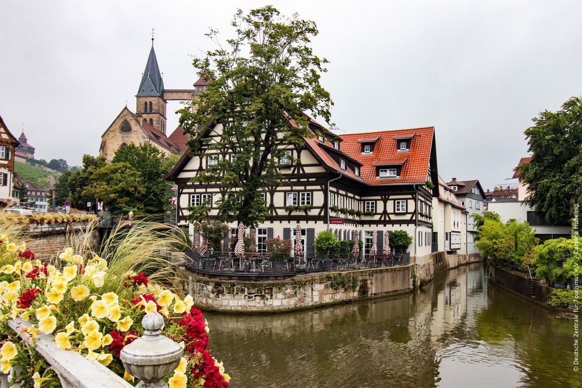 germanytravelNL's tweet image. Idyllisch Esslingen ligt tussen de wijngaarden aan de rivier de Neckar, op kleine afstand van #Stuttgart. Tip: bezoek de eeuwenoude kelders van Sektkellerei KESSLER. 👍 #proeven