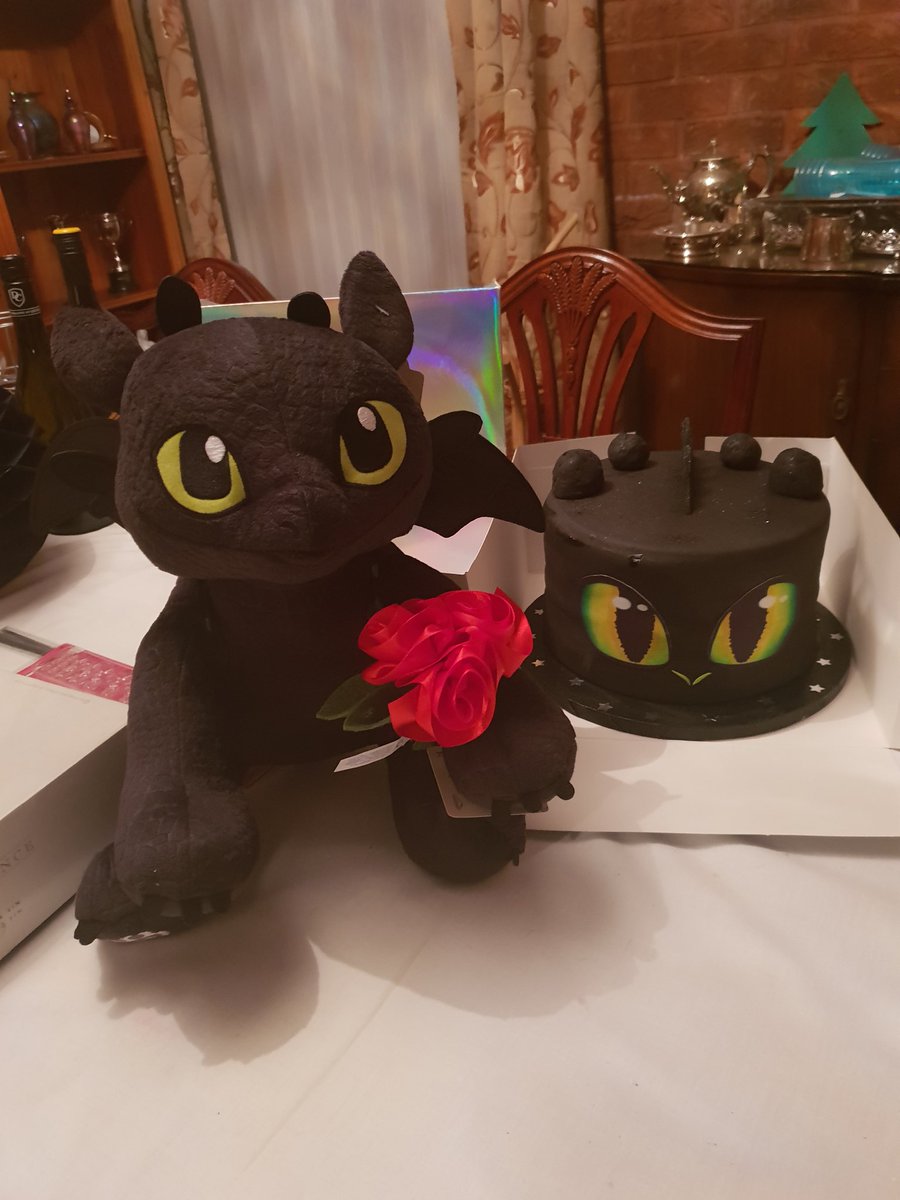 LauraLullaby's tweet photo. I really like Toothless from #HowToTrainYourDragon 😍
Cake made by my mother 💕
Toothless teddy of my wonderful boyfriend, Marc. 💕 https://t.co/ofromPTs02
