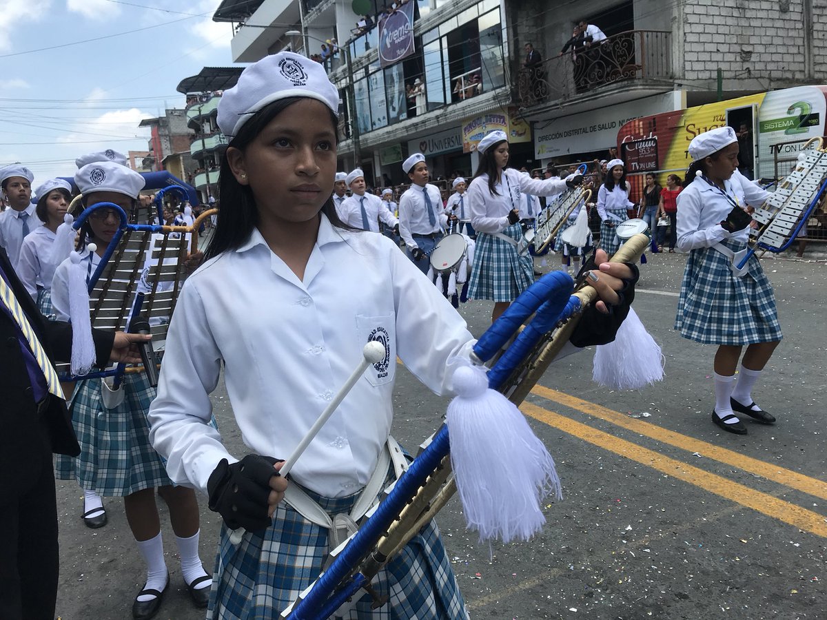GADBALZAR's tweet photo. Continúa el desfile cívico #Balzar115años https://t.co/JCJxn1juou