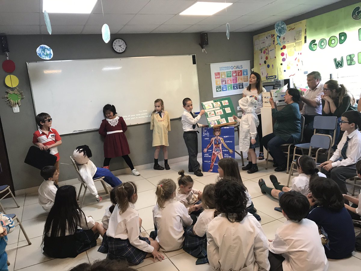 julinls20's tweet photo. #Colnls  #spreadSDGs #Goal3 Explaining how it is to be a healthy person. https://t.co/HzBYDwUoOe