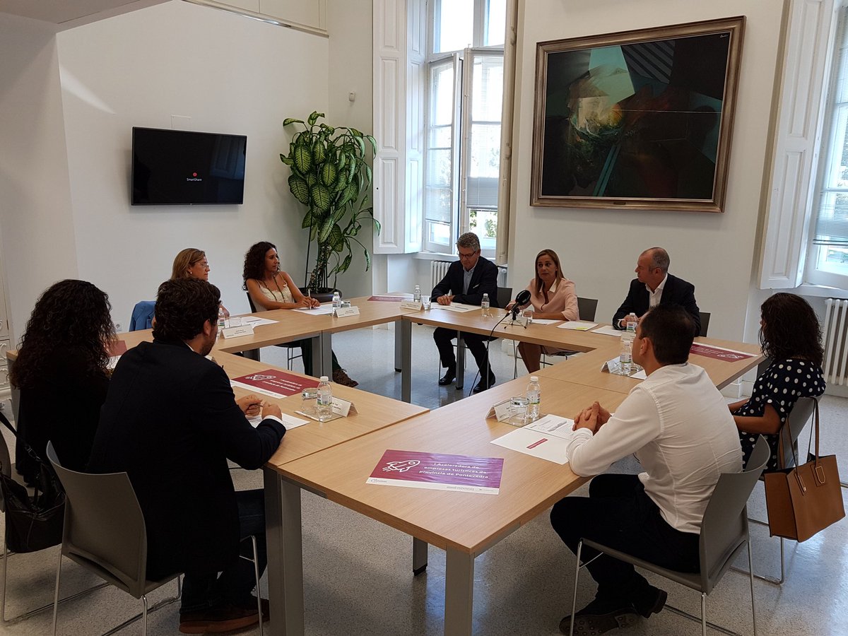 carmelasilva's tweet photo. 27 septemb: Día mundial do Turismo. Para celebralo tiven unha reunión con empresas como @bodegagranbazan , El salón de @tus_viajes , #Namorarte, @Im_alocal y #AbadiadasEiras demuestran el interés del sector turístico en innovar. Todas participan en la aceleradora de la @depo_es. https://t.co/0O8MiBLQot