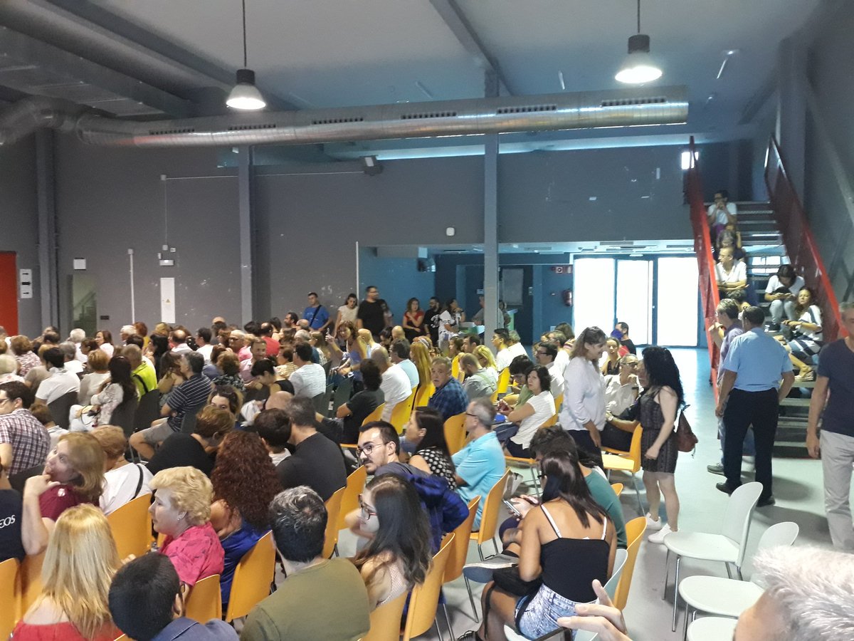 VeroPalomares's tweet photo. Unas 300 personas participando ahora mismo en un encuentro sobre el magnífico yacimiento arqueológico descubierto en #Parla. Uno de los mayores de Europa. Ha habido tanta asistencia que han tenido que habilitar un espacio mucho más grande. #Parlatambiéntienecosasbuenas https://t.co/3V0RwLLLvu