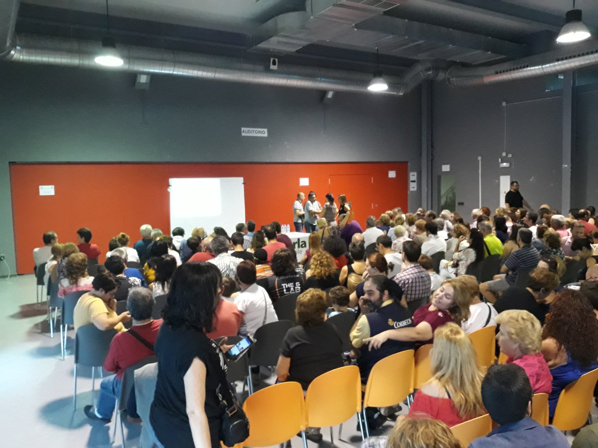 VeroPalomares's tweet photo. Unas 300 personas participando ahora mismo en un encuentro sobre el magnífico yacimiento arqueológico descubierto en #Parla. Uno de los mayores de Europa. Ha habido tanta asistencia que han tenido que habilitar un espacio mucho más grande. #Parlatambiéntienecosasbuenas https://t.co/3V0RwLLLvu