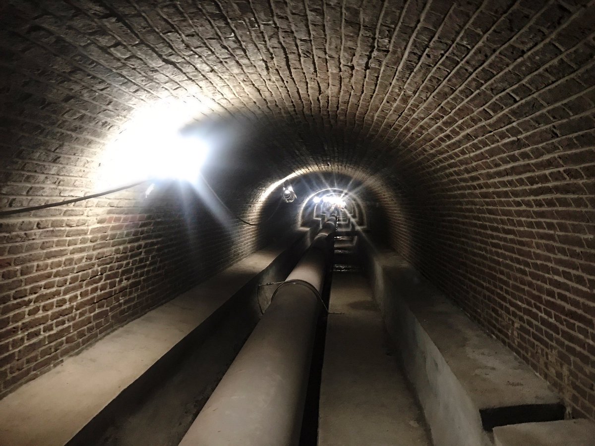 IlonaGoos's tweet photo. Vanmiddag een stukje historische civiele techniek mogen aanschouwen 🕳👷🏽‍♀️
#oudevest #1864 #rioolrenovatie #lunchwandeling https://t.co/tHTXfgqEIm
