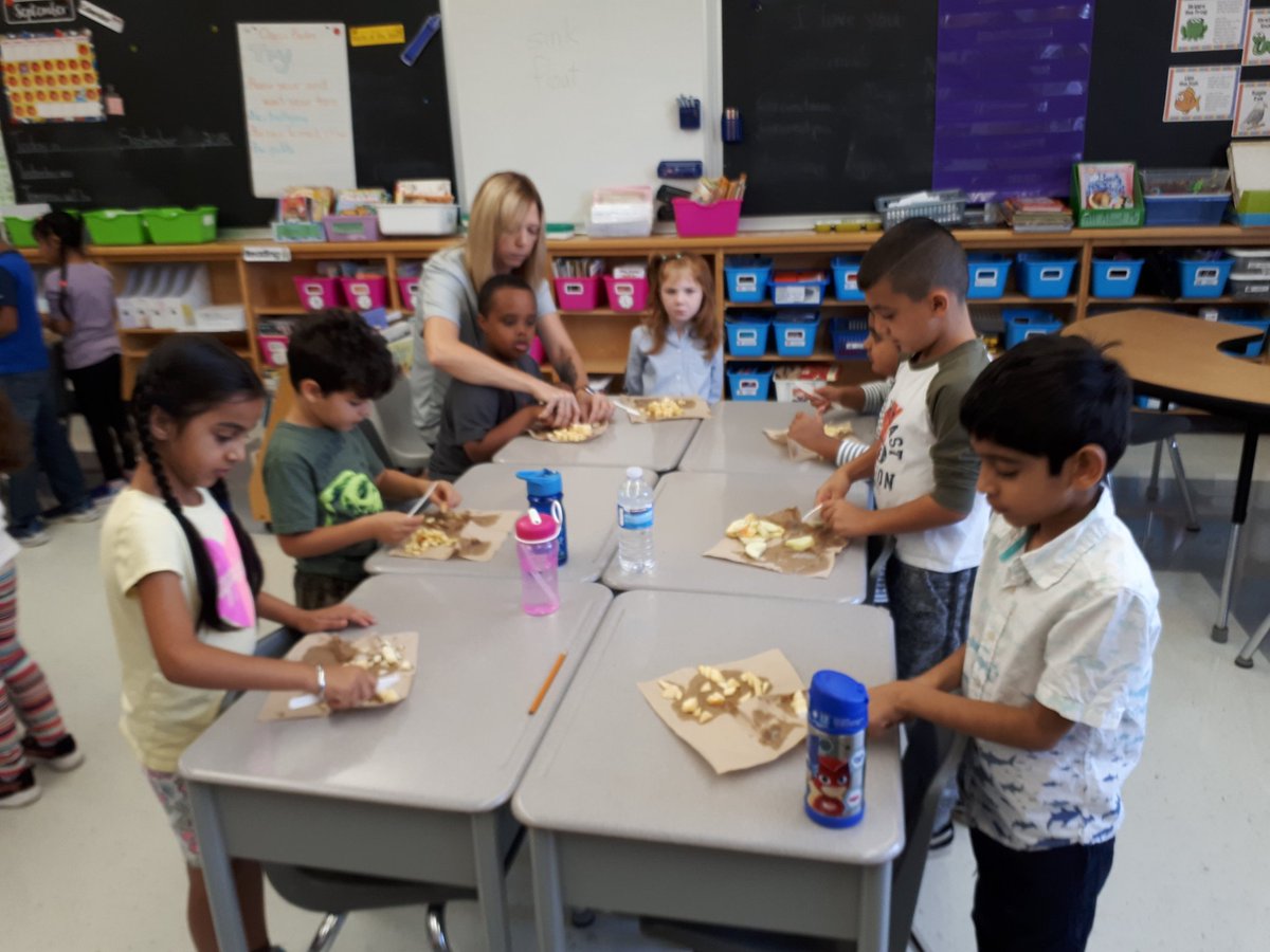 sgbatschool's tweet photo. @sgbatschool @talbot_trailps 
Apple sauce making in 1GB. Learning to cut safely and about adding ingredients to make something sweet and tasty. Sure smells good....hope it tastes good too! #CookTogether #applesaredelicious #5senses
#grade1 https://t.co/Xzk9mnEHsj