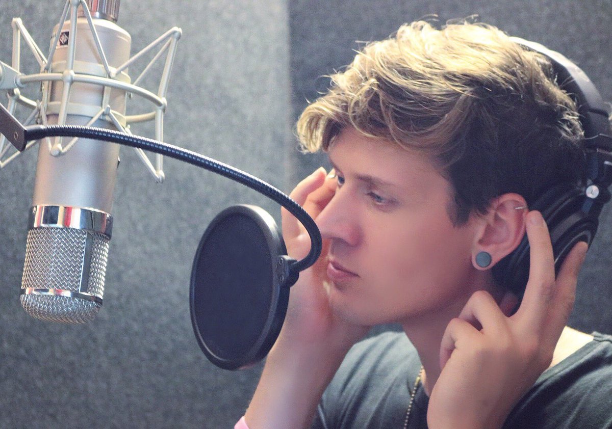SilverOfficial's tweet photo. Settimana bella intensa in studio registrando nuova musica e parole๐ถ๐ E voi, che programmi avete per la settimana?
#silver #studio #recording #music #lyrics #headphones #boy #blonde #blondeboy #microphone #telefunken #u48 #blondeboy #record #overstudiorecording #overstudio https://t.co/AJwfENyyfZ
