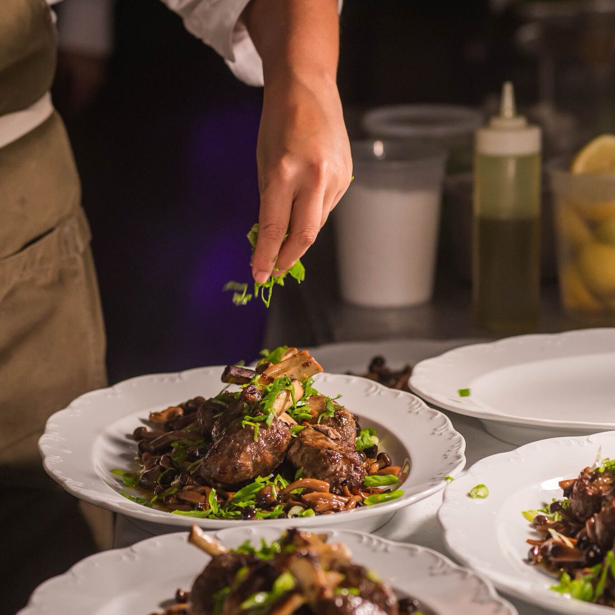TheSeaportNYC's tweet photo. We kicked off #SeaportFoodLab week three with two world-class chefs with a major obsession for beef. 🍖 🔥 Join us tomorrow and Sun for dinners at a reduced price of $95, which includes a glass of @VeuveClicquot champagne. 🥂 Reserve your spot now: https://t.co/xeMg1zAka7 https://t.co/FUI1b7iano