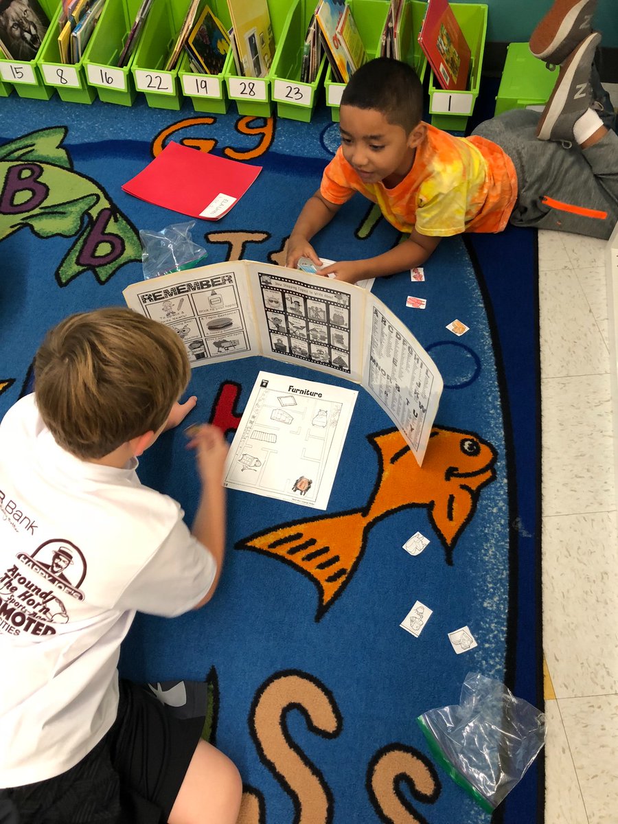 MrsOswald1's tweet photo. Students in @MrsOlsonsRoom doing #matchmine! 👍 #kagan #cooperativelearning #hamfam #molinepride https://t.co/CRRjN7caH5