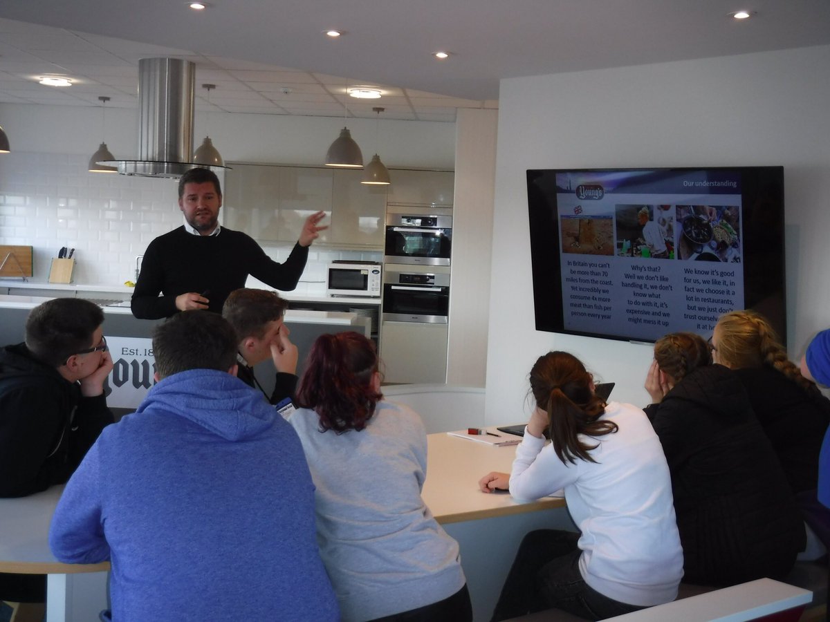 shesailsfurther's tweet photo. Thank you to the GREAT Grimsby seafood industry today for making our first study tour with Middlesbrough College such a success, collaboration at its best #skills #education @GyFishMarket @youngsseafood @grimsbyseafood @EnderbySalmon @seafishuk @RobGreenchef https://t.co/VZTNhFyuYD
