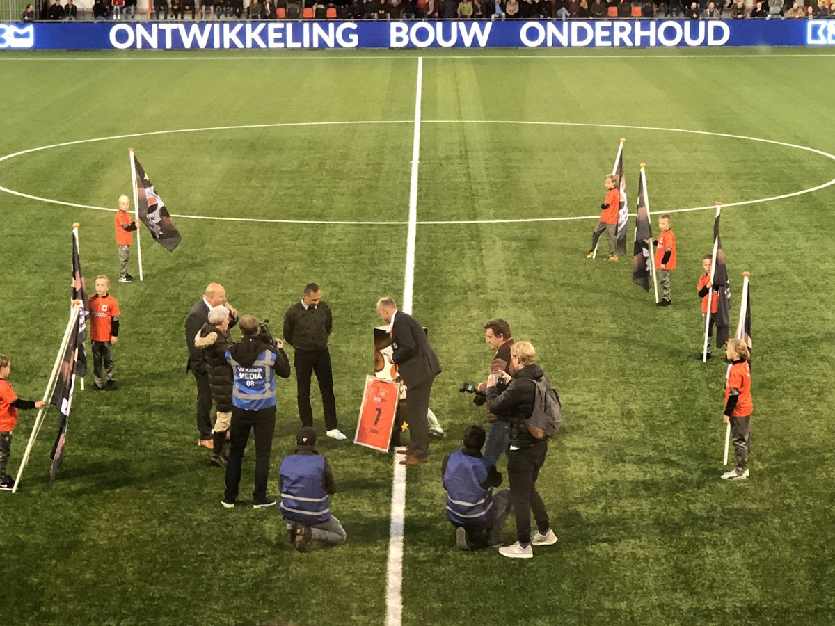 vvkatwijk's tweet photo. HULDIGING | Oud VV Katwijk en Heerenveen speler Jeffrey Talan wordt bedankt en krijgt uit handen van voorzitter een ingelijst shirt #KAThee https://t.co/D4Vx1NEjIe
