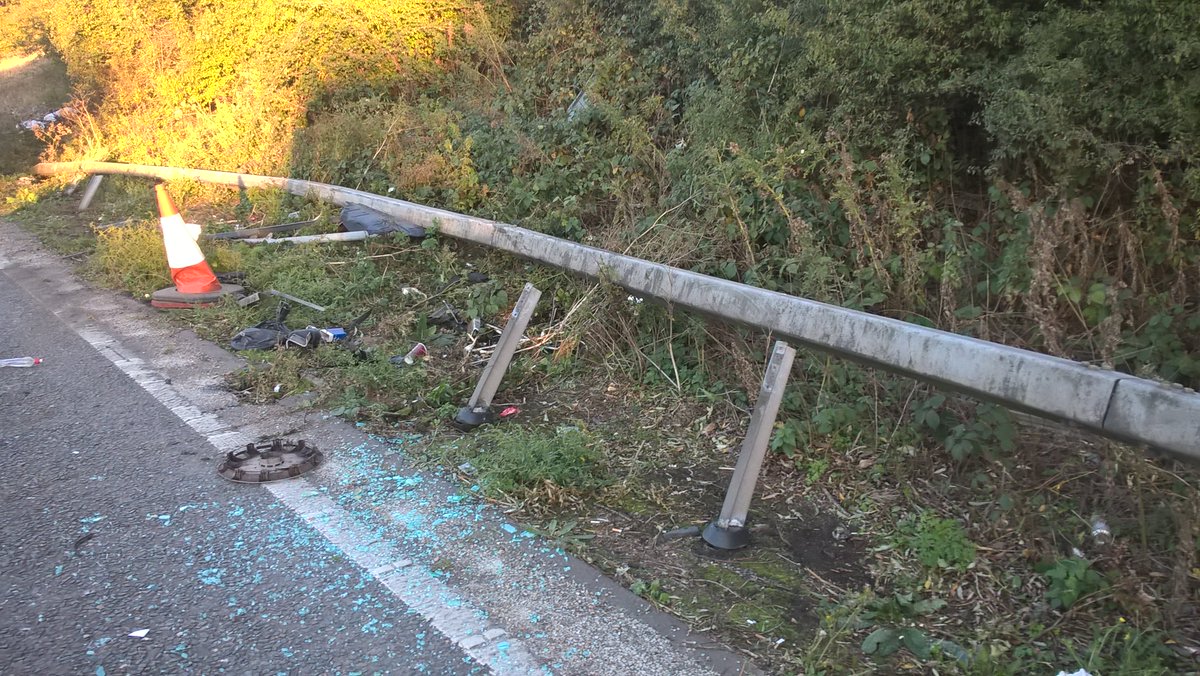 tvprp's tweet photo. #collision #M4 westbound 8/9 - 10 2 x vehicle RTC one failed to stop. Driver ok. Traffic slow due to rubbernecking. #stopgawking #armcodidjob #TTCshift #P0640 #P6775 https://t.co/3sbry3DZA7