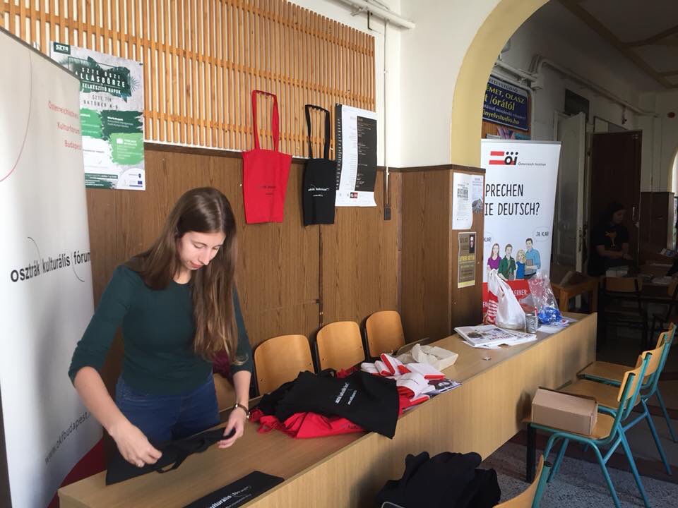 reginarusz's tweet photo. In #Szeged gemeinsam mit dem #ÖsterreichInstitut beim #EuropeanLanguageCocktail mit #EunicHungary, wir feiern den #Europäischen Tag der Sprachen; großer Andrang und viele BesucherInnen. https://t.co/M0diYefNOf