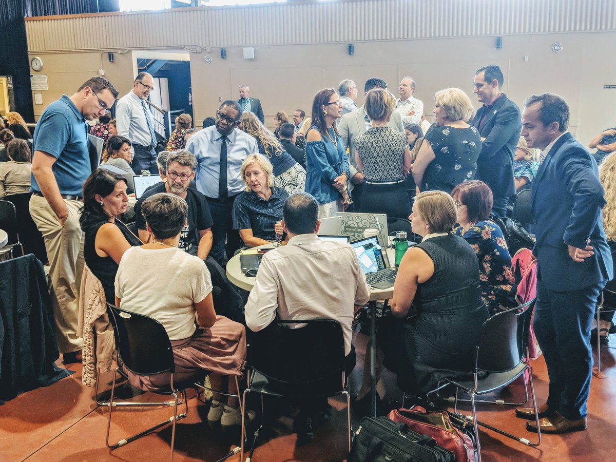 Voici un bel exemple de partage entre nos directions et directions adjointes à la table conjointe aujourd'hui du <a href="/ecolecatholique/">CECCE</a>. #cecce