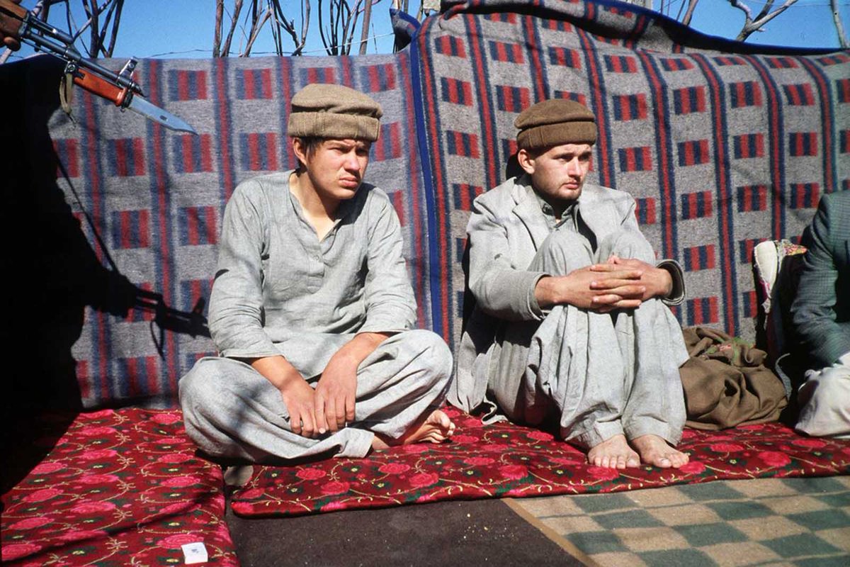 OldHistoryPics_'s tweet photo. Two Soviet soldiers taken prisoner by the Afghan resistance forces. https://t.co/dIz3QeyrXK