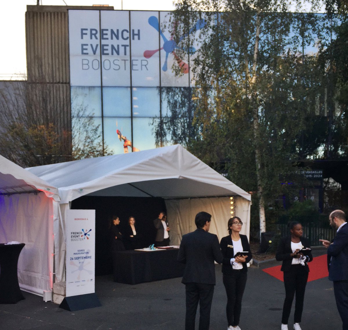 LEVENEMENTAsso's tweet photo. LÉVÉNEMENT en pleine visite des locaux du @FrEventBooster à @ViparisOfficiel ! Le commencement d’une belle aventure aux côtés de @ViparisOfficiel @GroupeNovelty @WeyouGroup & @SocOPENevents @UNIMEV_FR ! #eventprofs #LÉVÉNEMENT #FEB #LiveFEB https://t.co/IpL8z9iRHY