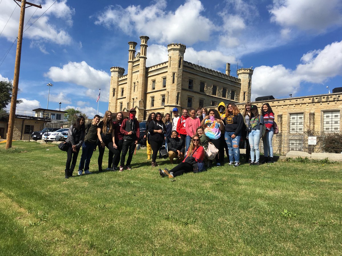 tyszkiewiczART's tweet photo. Old Joliet prison tour soooooo cool #insidehlr #beaparthlrart https://t.co/4ENfhMJW4L