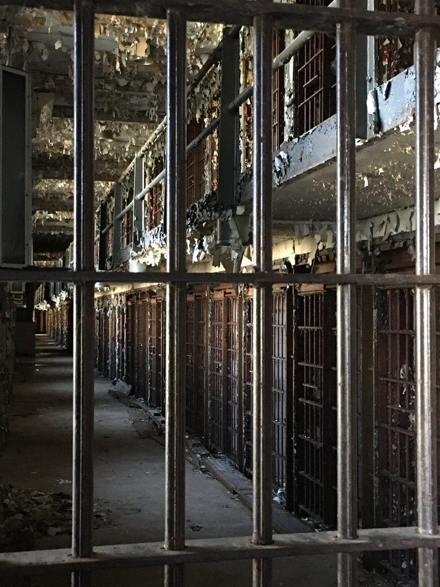 tyszkiewiczART's tweet photo. Old Joliet prison tour soooooo cool #insidehlr #beaparthlrart https://t.co/4ENfhMJW4L