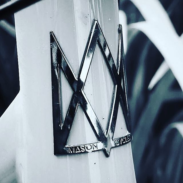 advntrcc's tweet photo. Incoming... Something pretty awesome wearing this head badge will be announced 11:30 GMT on 27th September. If you live for adventure, you’ll love this. Follow @mason_cycles for the reveal. .
.
#masoncycles #fastfargnar #insearchof #adventure #adventureb… https://t.co/u7m7faQhvb https://t.co/hUrDLj531p