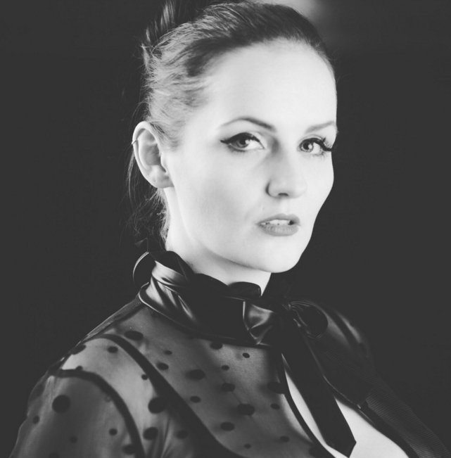 BDSMLadySas's tweet photo. @Lady_van_Cane : Batgirl mit Rohrstock. Interview auf meinem #femdom Blog: https://t.co/5iDYIEAC0a #bdsm #herrin #sadomaso #mistress #blog #interview https://t.co/TVBkDkZ8gB
