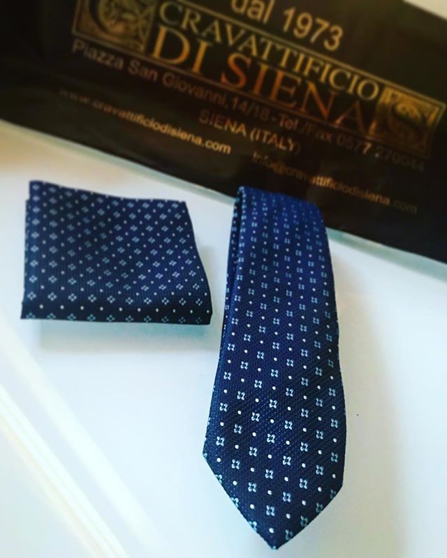 SimoneViarengo's tweet photo. 👔 La classe non è Acqua 💦 
@cravattificiodisiena 
#outfit #sienaitaly #siena #cravatta #cravattasartoriale #fourlard #pochette #pochetteuomo #tie #dress #classic #style #fashio #elegance #fashionman #man #entrepreneur #advisor #consulente #stylist #l… https://t.co/wa21tbTn0g https://t.co/cM1KTT20c7
