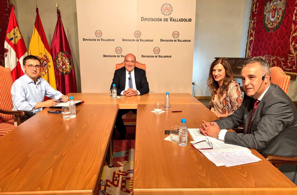 🔊#Endirecto en <a href="/la8valladolid/">La 8 Valladolid</a> el nuevo programa de <a href="/ConcejosTV/">Concejo Abierto</a> con pte.<a href="/JesusJCarnero/">Jesus Julio Carnero</a>,pta.<a href="/Apehva/">Hostelería Valladolid</a> <a href="/mariajobygastro/">María José Hernández</a> y pte.Asociación de #Turismo #Rural #LuisChico presentado por <a href="/ACuaresmaRenedo/">Ángel Cuaresma</a> 
Sigue la retransmisión en #Facebook <a href="/DeselcaEventos/">Deselca Eventos</a> 🖥 facebook.com/La8Valladolid/…