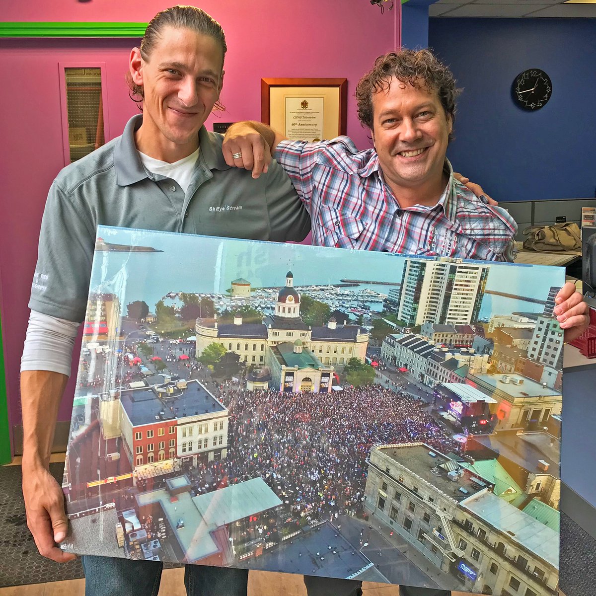 SkEyeStream's tweet photo. β@BillWelychka is able to relive his #HipinKingston emcee experience, now owning his very own canvas print of our drone capture from that special night. August 20th, 2016. Thank you #Hip. Thank you Bill. #ygk https://t.co/0oPKWsxZtJ