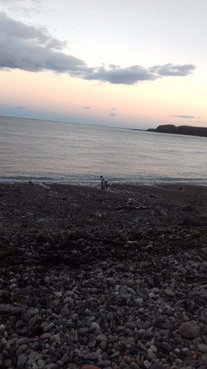 ClareTBrown's tweet image. Lorry overturned on cairn o'mount Rd.  Long way home. So stopped with children @thebayfish stonehaven. #funatthebeach