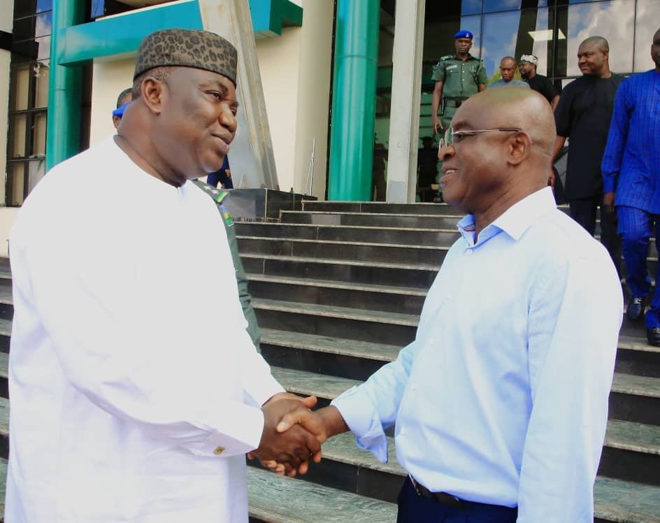 EdokoWilson's tweet photo. @OfficialPDPNig presidential aspirant @SenDavidABMark being welcomed by the Governor of Enugu state @GovUgwuanyi when the Campaign team visited Enugu the state capital.
@yemi_adebowale
@GovernorKaslas
@RadicalYouthMan @MarkOfHope
#MarkOfImpact https://t.co/XlNgesooHt