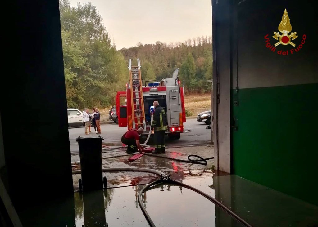 vigilidelfuoco's tweet photo. #Villarbasse (TO) #26set 15:30, #incendio di una fabbrica di solventi. Fiamme sotto controllo, in corso le operazioni di spegnimento da parte delle squadre di #vigilidelfuoco. Sul posto @ArpaPiemonte per i rilievi ambientali #soccorsiquotidiani https://t.co/nJ1EhzvxU5