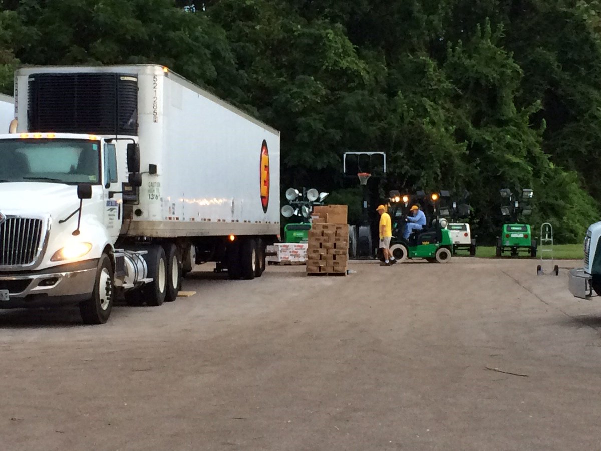 accutec_inc's tweet photo. Our hearts go out to those who were impacted by #HurricaneFlorence2018. The Shenandoah area was virtually unscathed, but not everyone was so lucky. Special thanks to our very own Patti Jewell, who traveled to Washington, NC to help with the relief effort. #AccuTecAppreciates https://t.co/4mZQt33q8Q