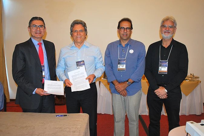 Editora_Rudder's tweet photo. Diretores da ABEF e da ABMS reuniram-se para assinar um “Protocolo de Intenções” visando à realização de várias atividades em prol da engenharia geotécnica durante o evento Cobramseg 2018.  
https://t.co/B2W9rlC9xm  
#Geotecnia #Construçãocivil #Engenhariacivil https://t.co/Hs5j1TtayG