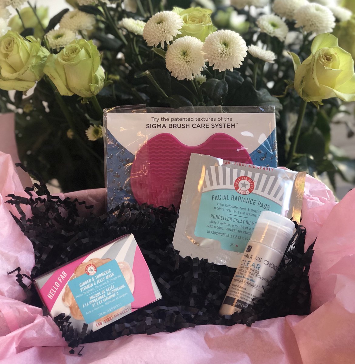 verzlhoe's tweet photo. 🌸GJAFALEIKUR🌸

Er í gjafastuði og setti saman smá pakka (+2 prufur) handa einum heppnum follower👼🏼

Reglur:

1. Followa @fotiais hér á Twitter!
2. Retweeta þessu tweeti
3. Replya hver ykkar uppáhalds vara er úr Fotia💋

Dreg út næstkomandi mánudag! https://t.co/zaqNWwcypi