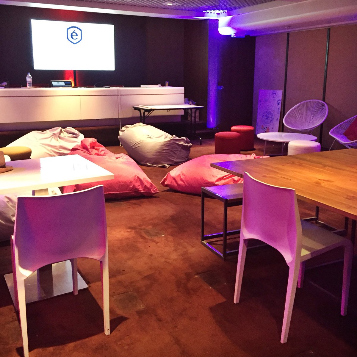 LEVENEMENTAsso's tweet photo. Au cours de notre visite, nous sommes même tombés sur les étudiants de @theeventschool, qui nous ont fait découvrir leur salle de classe 👌🏽 #LéCOLE #FEB #LiveFEB #eventprofs #LÉVENEMENT https://t.co/ANnw8g5bgw